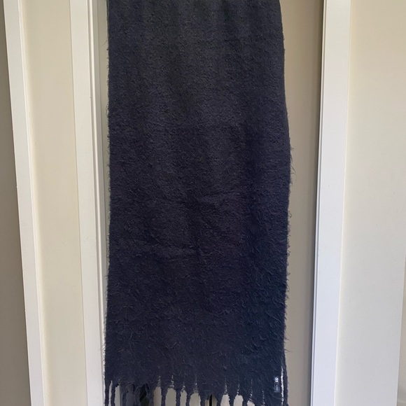 Simon’s Black Wrap Scarf - Picture 2 of 2